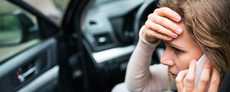 young-woman-in-the-damaged-car-after-a-car-acciden-Y2JUQS4 (1)